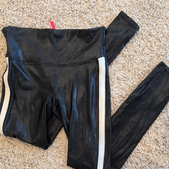 SPANX Pants - SPANX Black and White Leggings Sleek Performance Design